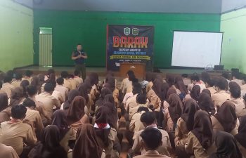 BHABINKAMTIBMAS DESA RAHAYU POLSEK MARGAASIH BRIPKA GAN YAN ISMANTO BERIKAN PEMBINAAN KEPADA SANTRI DAN SANTRIWATI MA DARUL MA'ARIF