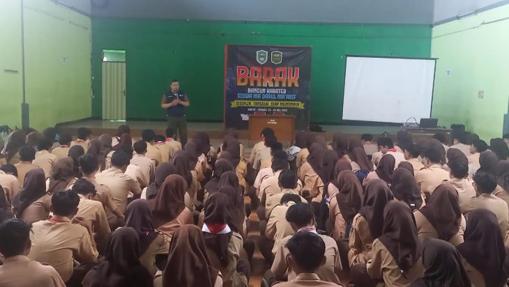 BHABINKAMTIBMAS DESA RAHAYU POLSEK MARGAASIH BRIPKA GAN YAN ISMANTO BERIKAN PEMBINAAN KEPADA SANTRI DAN SANTRIWATI MA DARUL MA'ARIF