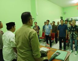 BHABINKAMTIBMAS RAHAYU SAMPAIKAN PESAN DALAM PELANTIKAN KETUA RW 015 DESA RAHAYU KECAMATAN MARGAASIH BANDUNG