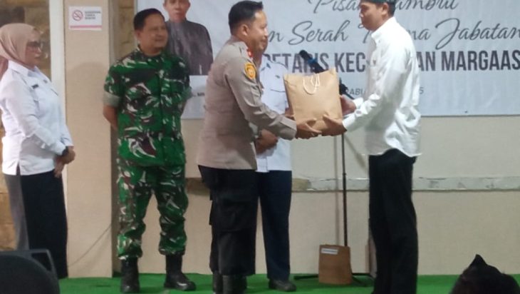 KAPOLSEK MARGAASIH POLRES CIMAHI KOMPOL BBONY YUNIAR,.AA.,S.IP.,MH. BERIKAN SAMBUTAN DALAM PISAH SAMBUT SEKCAM KECAMATAN MARGAASIH.