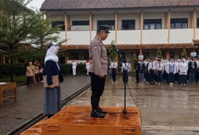 Kapolsek Margaasih Polres Cimahi Hadiri Masa Pengenalan Lingkungan Sekolah (MPLS) Tahun Ajaran 2025/2026 Di SMAN 1 Margaasih