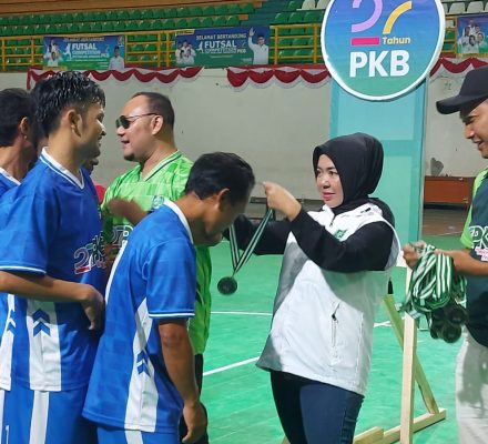 Futsal Competition Harlah ke-27, Ketua DPRD Hj. Renie Rahayu Fauzi Ucapkan Selamat Kepada Para Juara