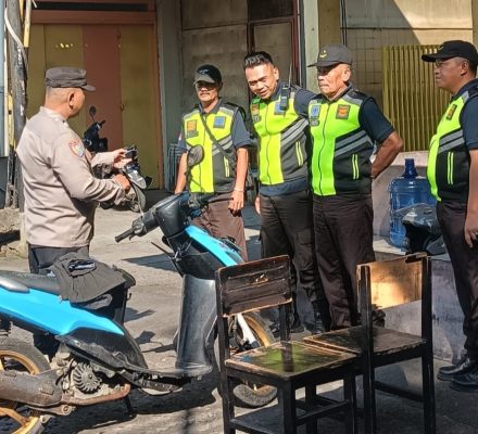 AIPTU SUPARDI BINMAS MEKAR RAHAYU POLSEK MARGAASIH LAKSANAKAN HIMBAUAN BINSATPAM PEMASANGAN BENDERA MERAH PUTIH SAMBUT HUT RI KE 80