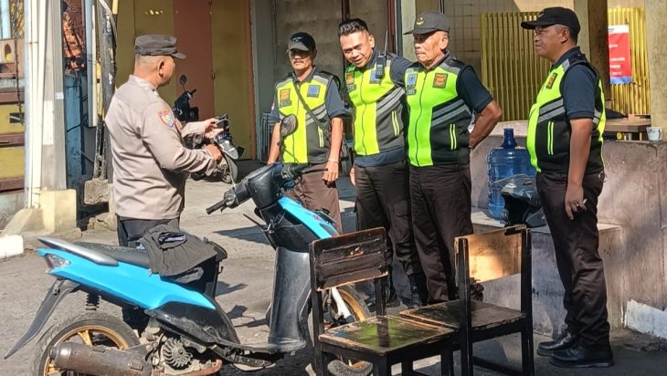 AIPTU SUPARDI BINMAS MEKAR RAHAYU POLSEK MARGAASIH LAKSANAKAN HIMBAUAN BINSATPAM PEMASANGAN BENDERA MERAH PUTIH SAMBUT HUT RI KE 80