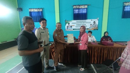 Kantor Agraria ATR/BPN Kab. Bandung kembali Serahkan Sertipikat Elektronik dari Program PTSL di Desa Babakan Kec. Ciparay