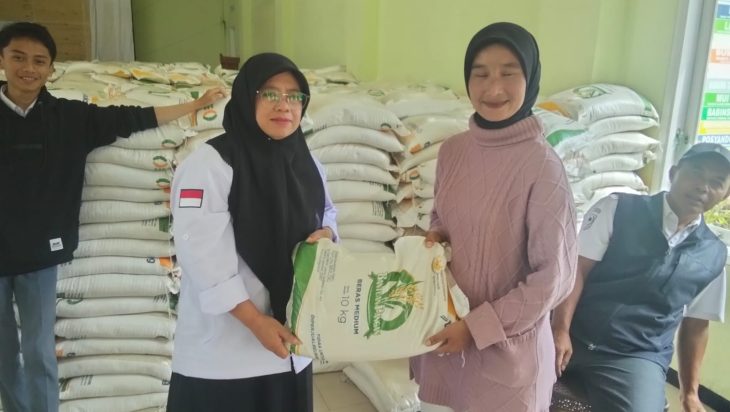 Suksesnya Penyaluran Bantuan Beras Bulog di Desa Margamukti: Kolaborasi Antar Lembaga untuk Ketahanan Pangan