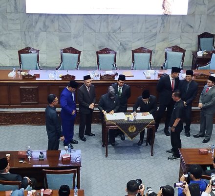 RAPAT PARIPURNA DPRD KAB. BANDUNG. Eksekutif dan Legislatif Sepakat Beberapa Raperda Dilakukan Pembahasan untuk Tahun 2026