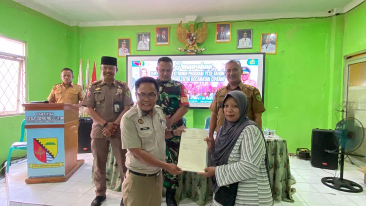 Kantor Agraria Kab. Bandung Serahkan 360 Sertipikat Elektronik Program PTSL di Desa Gunungleutik Ciparay