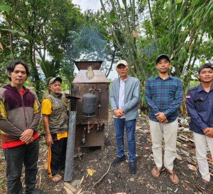 H. Tarya Witarsa Berikan Apresiasi kepada Warga yang Ciptakan Inovasi Baru Mesin Pembakaran Sampah Bahan Bakar Solar dan Air