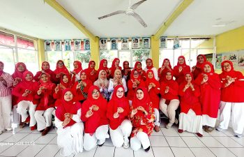 Posyandu Flamboyan 12 Memberikan Vitamin A Untuk Balita