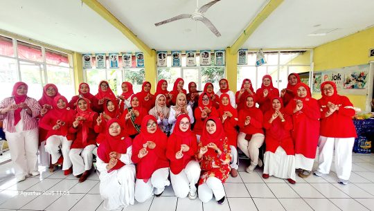 Posyandu Flamboyan 12 Memberikan Vitamin A Untuk Balita