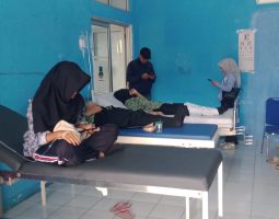 14 SISWA DI KADUNGORA DI LARIKAN KE PUSKESMAS DI DUGA KERACUNAN MAKAN GRATIS