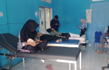14 SISWA DI KADUNGORA DI LARIKAN KE PUSKESMAS DI DUGA KERACUNAN MAKAN GRATIS