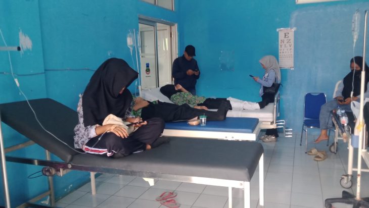 14 SISWA DI KADUNGORA DI LARIKAN KE PUSKESMAS DI DUGA KERACUNAN MAKAN GRATIS