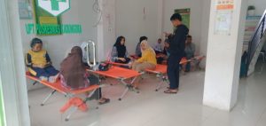 14 SISWA DI KADUNGORA DI LARIKAN KE PUSKESMAS DI DUGA KERACUNAN MAKAN GRATIS