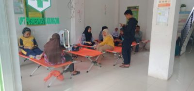 14 SISWA DI KADUNGORA DI LARIKAN KE PUSKESMAS DI DUGA KERACUNAN MAKAN GRATIS