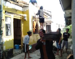 Legislator PKB Hadiat Berikan Bantuan Rp 10 juta Sekaligus Wujudkan Mimpi Seorang Warga Miliki Rumah Idaman.