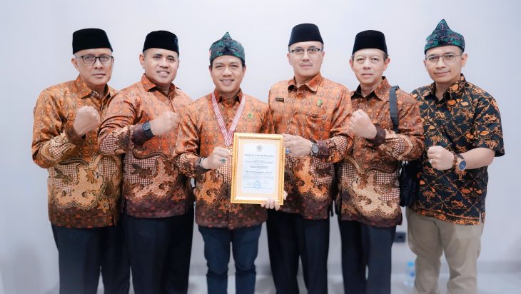 Atas Jasa dan Dukungannya, Bupati Bandung Dadang Supriatna Diganjar Penghargaan oleh PWRI