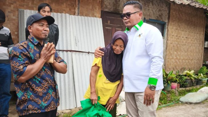 Anggota DPRD, Hadiat Beri Bantuan Perbaikan Rumah dan Sembako Kepada Warga Kecamatan Pasir Jambu.