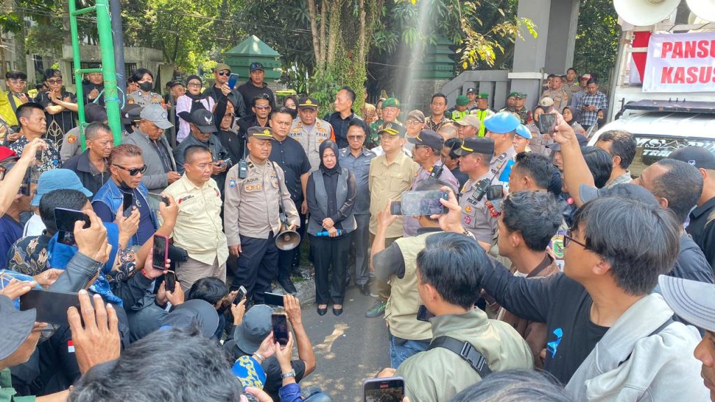 Srikandi Parlemen Kabupaten Bandung: Renie Rahayu Fauzi Turun ke Lapangan, Redam Ketegangan Aksi AMKB dengan Dialog