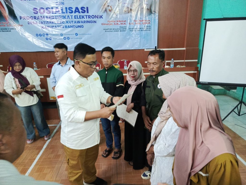 Kepala Kantor ATR/BPN Kabupatan Bandung dan Wakil Ketua Komisi II DPR RI Serahkan Ratusan Sertifikat kepada Warga Desa Jatisari