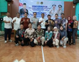 Kepala Kantor ATR/BPN Kabupatan Bandung dan Wakil Ketua Komisi II DPR RI Serahkan Ratusan Sertifikat kepada Warga Desa Jatisari