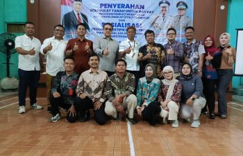 Kepala Kantor ATR/BPN Kabupatan Bandung dan Wakil Ketua Komisi II DPR RI Serahkan Ratusan Sertifikat kepada Warga Desa Jatisari