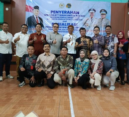 Kepala Kantor ATR/BPN Kabupatan Bandung dan Wakil Ketua Komisi II DPR RI Serahkan Ratusan Sertifikat kepada Warga Desa Jatisari