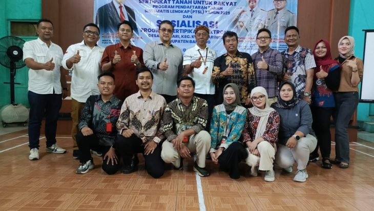 Kepala Kantor ATR/BPN Kabupatan Bandung dan Wakil Ketua Komisi II DPR RI Serahkan Ratusan Sertifikat kepada Warga Desa Jatisari