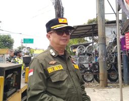 Satpol PP Kabupaten Bandung Bongkar Reklame Tak Berizin