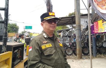 Satpol PP Kabupaten Bandung Bongkar Reklame Tak Berizin