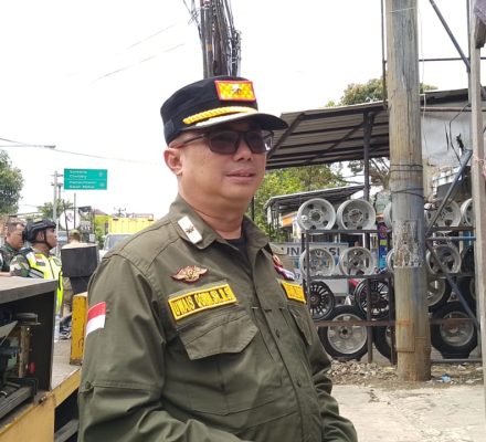 Satpol PP Kabupaten Bandung Bongkar Reklame Tak Berizin