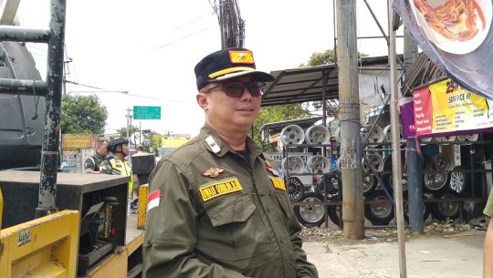 Satpol PP Kabupaten Bandung Bongkar Reklame Tak Berizin