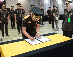 KAJATI JABAR LANTIK 25 PEJABAT BARU DI WILAYAH KEJAKSAAN TINGGI JAWA BARAT