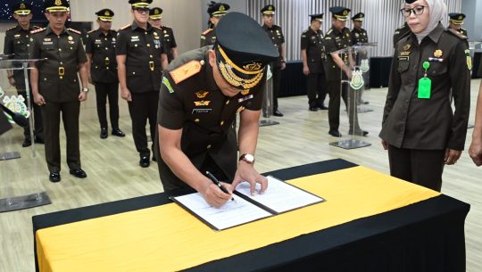 KAJATI JABAR LANTIK 25 PEJABAT BARU DI WILAYAH KEJAKSAAN TINGGI JAWA BARAT