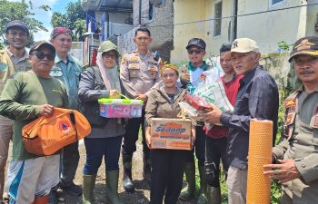 Warga Terdampak Banjir Di Ciparay Mendapat Bantuan, Ketua Komisi C Kawal Penyalurannya.