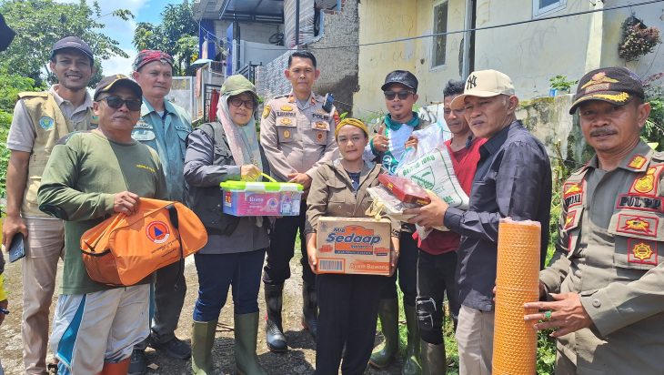 Warga Terdampak Banjir Di Ciparay Mendapat Bantuan, Ketua Komisi C Kawal Penyalurannya.
