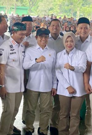 Menko Gus Muhaimin Berikan Bantuan Sosial Bagi Masyarakat Kabupaten Bandung. Hj Renie Rahayu Fauzi Minta Masyarakat Memanfaatkannya Dengan Baik.