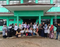 Ketua DPRD Renie Rahayu Fauzi Lakukan Serah Terima Alat Permainan Edukatif Luar Kepada 19 Lembaga PAUD Dari 4 Kecamatan.