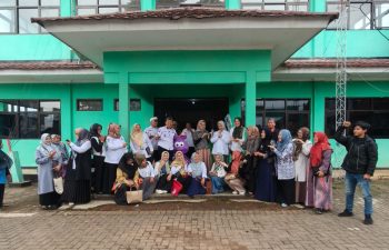 Ketua DPRD Renie Rahayu Fauzi Lakukan Serah Terima Alat Permainan Edukatif Luar Kepada 19 Lembaga PAUD Dari 4 Kecamatan.