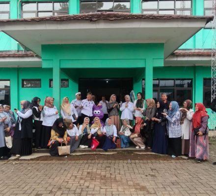 Ketua DPRD Renie Rahayu Fauzi Lakukan Serah Terima Alat Permainan Edukatif Luar Kepada 19 Lembaga PAUD Dari 4 Kecamatan.