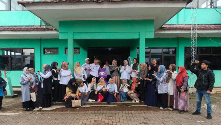 Ketua DPRD Renie Rahayu Fauzi Lakukan Serah Terima Alat Permainan Edukatif Luar Kepada 19 Lembaga PAUD Dari 4 Kecamatan.