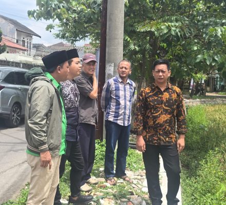 Anggota DPRD Kab Bandung, Khairil Anwar Tinjau lahan Milik Pemprov Jabar Di Desa Lengkong.