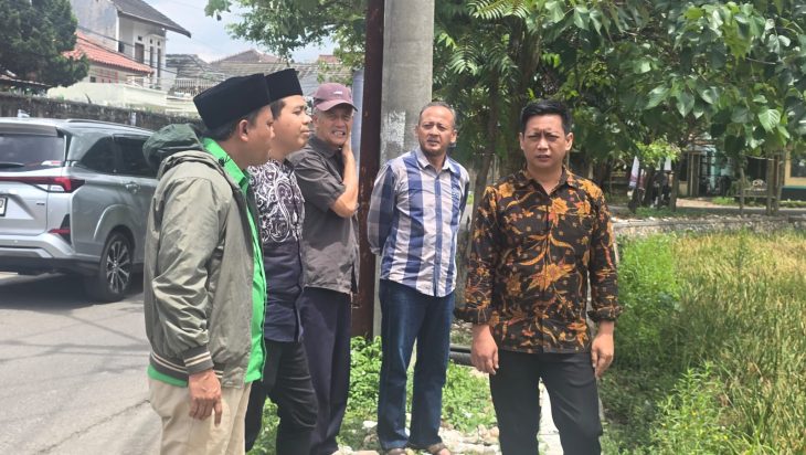 Anggota DPRD Kab Bandung, Khairil Anwar Tinjau lahan Milik Pemprov Jabar Di Desa Lengkong.