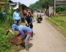 BHABINKAMTIBMAS LAGADAR POLSEK MARGAASIH TUNJUKAN KEPEKAAN TERHADAP WARGA BINAANNYA