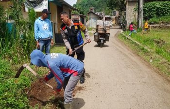 BHABINKAMTIBMAS LAGADAR POLSEK MARGAASIH TUNJUKAN KEPEKAAN TERHADAP WARGA BINAANNYA