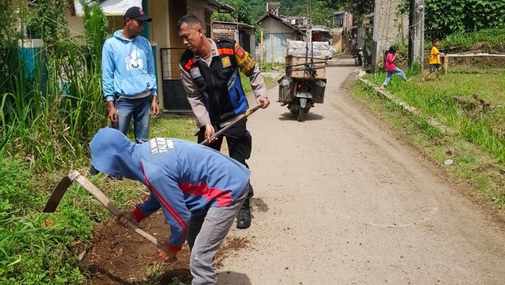 BHABINKAMTIBMAS LAGADAR POLSEK MARGAASIH TUNJUKAN KEPEKAAN TERHADAP WARGA BINAANNYA