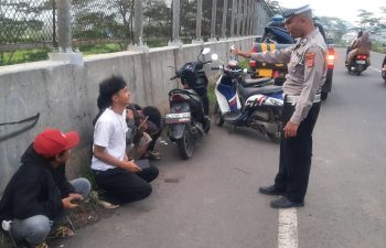 POLSEK MARGAASIH POLRES CIMAHI MONITORING BALAPAN LIAR DI GATE TOL SOROJA TKI