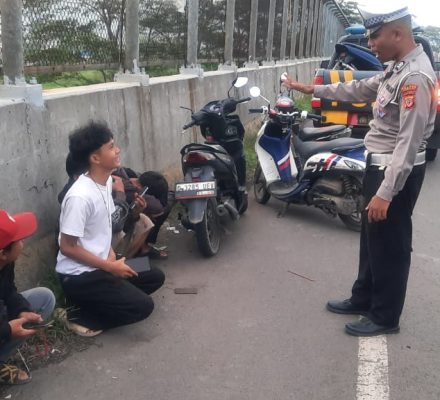 POLSEK MARGAASIH POLRES CIMAHI MONITORING BALAPAN LIAR DI GATE TOL SOROJA TKI