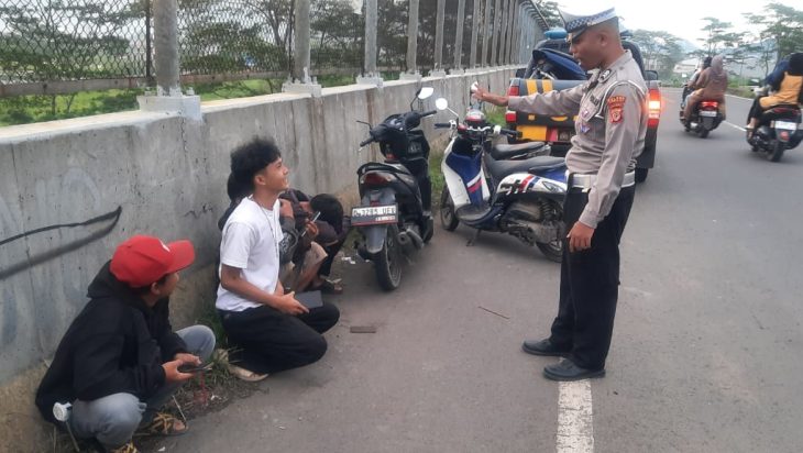 POLSEK MARGAASIH POLRES CIMAHI MONITORING BALAPAN LIAR DI GATE TOL SOROJA TKI